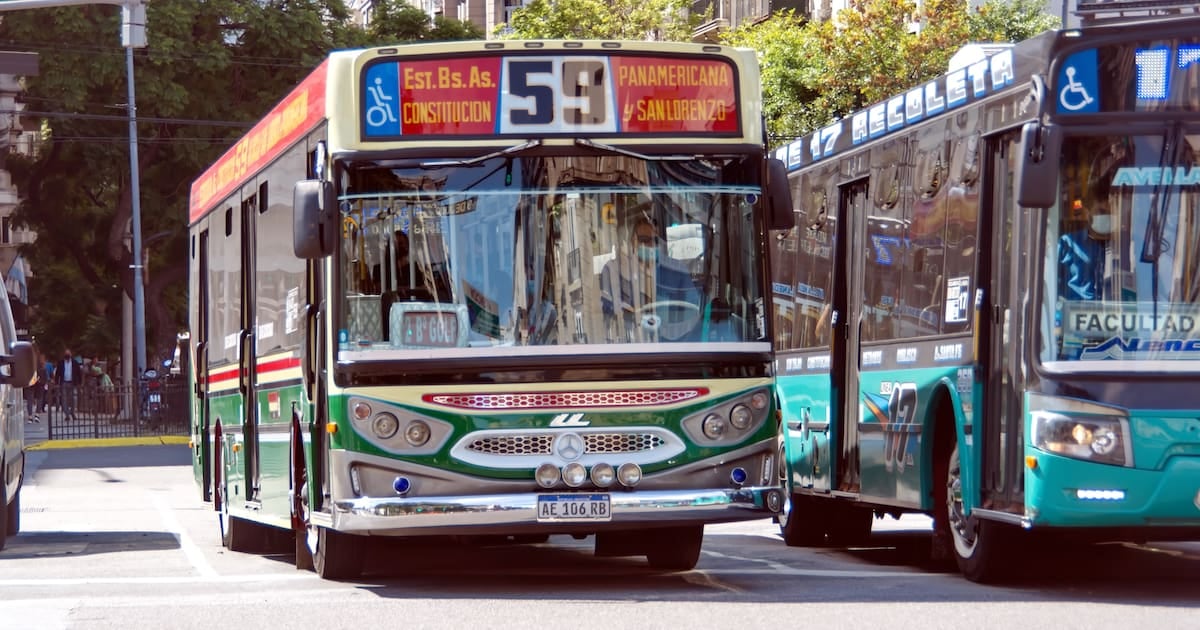 Frecuencias a la mitad: el AMBA pierde la mitad de los colectivos entre las 22 y las 5 por una deuda de 40.000 millones de pesos