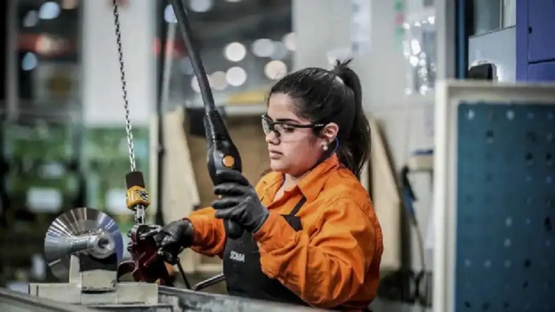 La economía cerró agosto con una recuperación de apenas una décima y acumula cinco sectores en retroceso