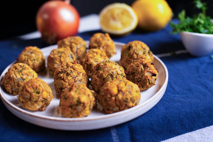 Bolitasveganas de garbanzo y brócoli: una cena casera, mural y sin gluten