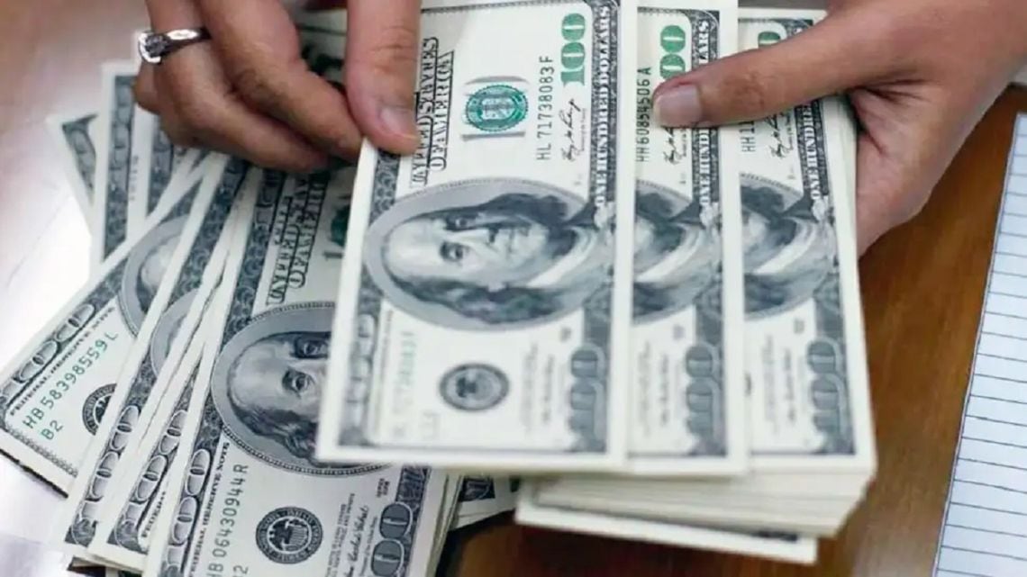 El dólar oficial reached los $1.550 y redujo la brecha con el blue al 2,5%