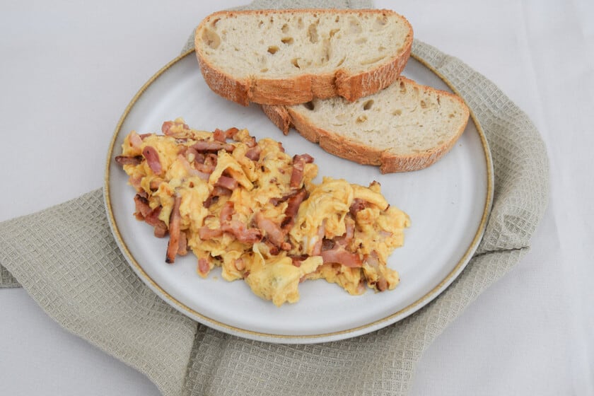 El secreto está en el fuego: así quedan cremosos los huevos con bacon