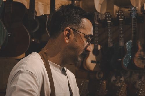 A mano, entre maderas y herramientas, Saúl Pérez Zibana resucita instrumentos en Neuquén