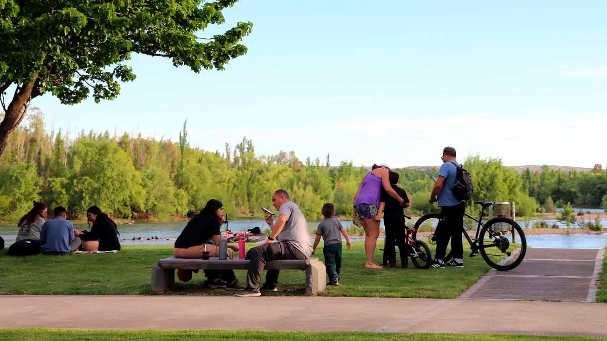 Una tarde junto al Limay: el sol llevó a los neuquinos al Paseo Costero